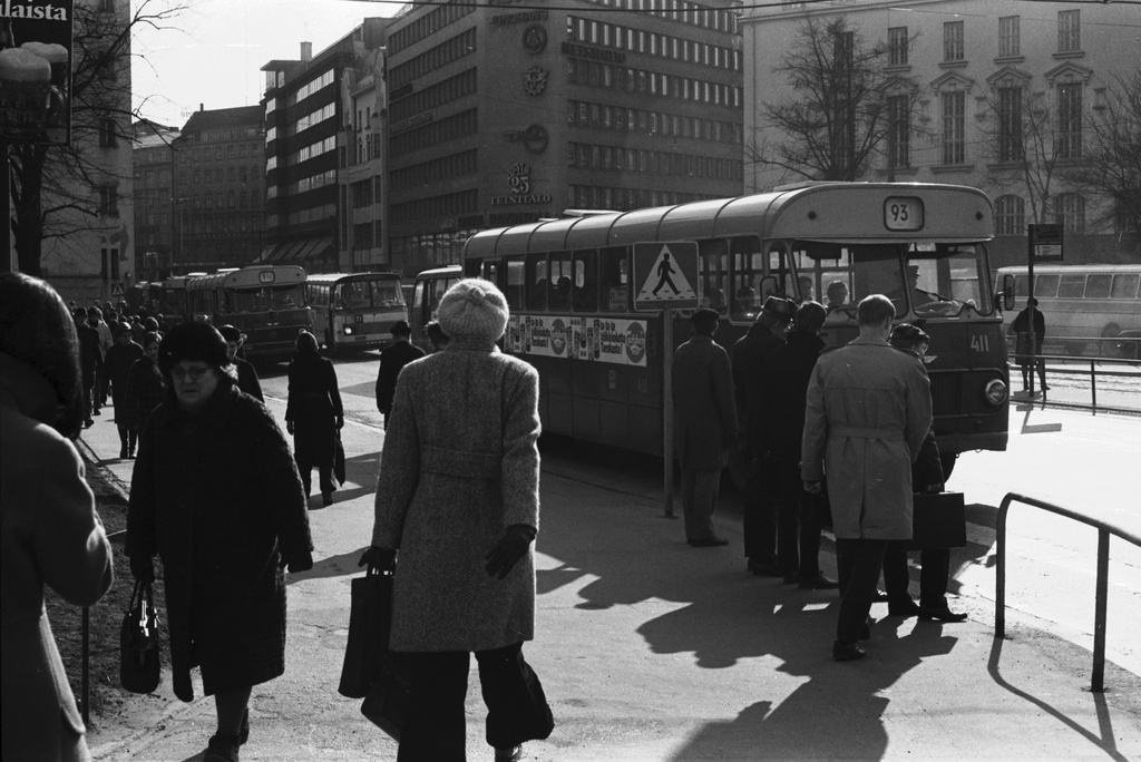 Jalankulkijoita ja ajoneuvoliikennettä Kaisaniemenkadulla Unioninkadun risteyksessä