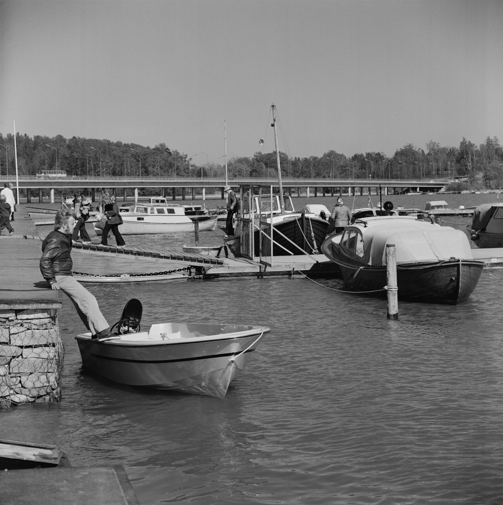 Puotilan venesatama, Meripellontie 11, Vartiokylän lahden rannalla. Taustalla Vuosaaren silta.