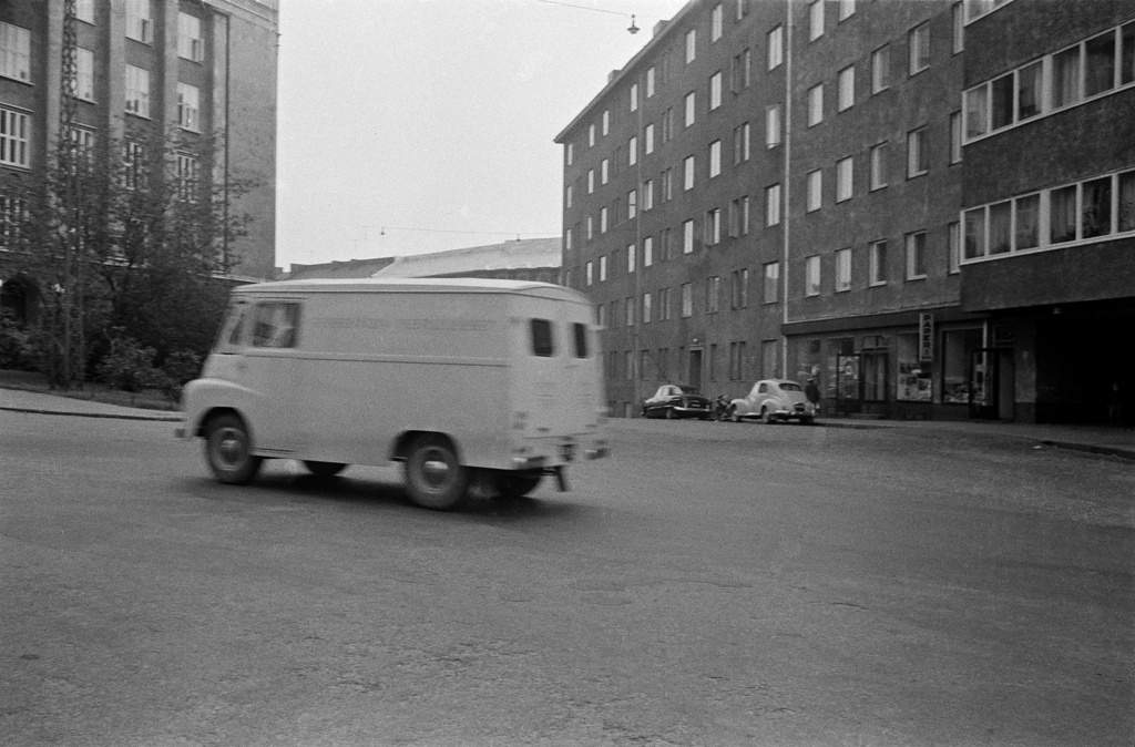 Katunäkymä, keskellä F. Heinon perillisten tukkuliikkeen pakettiauto, vasemmalla Helsingin teknillinen oppilaitos (Agricolankatu 3-1), oikealla Agricolankatu 4, 2.