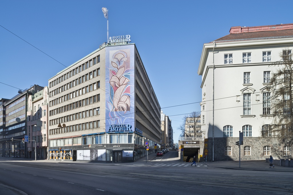 Hotel Arthur, Kaisaniemenkatu 10 - Vuorikatu 9 - Puutarhakatu 4. Suunnitellut Aarne Hytönen, 1957. Vieressä oikealla Kaisaniemen ala-asteen koulu, Puutarhakatu 1. City-inventointi.