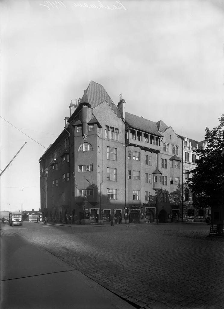 Ns. Agronomien talo (entinen Lääkärien talo), Fabianinkatu 17 - Pohjoinen Makasiinikatu 6. Arkkitehtitoimisto Gesellius Lindgren & Saarisen suunnittelema talo valmistui v. 1901.