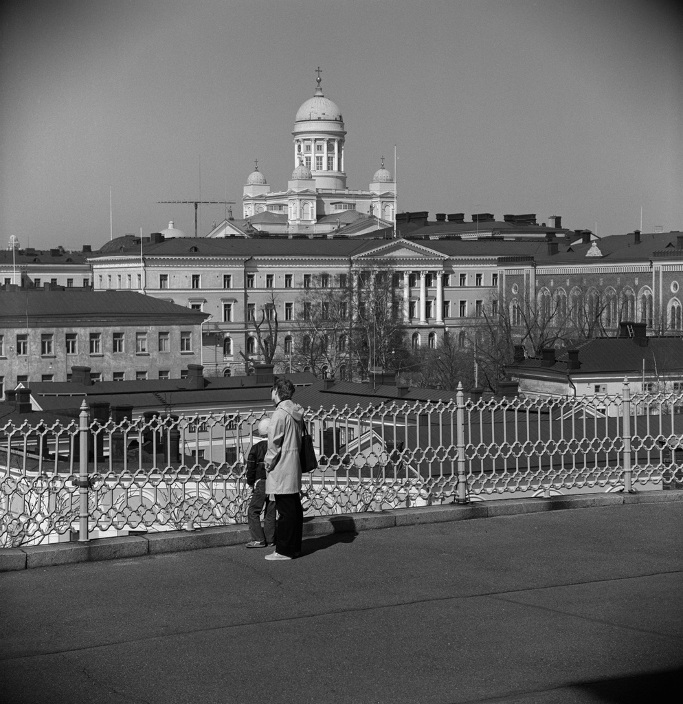 Näkymä Katajanokalta Uspenskln katedraalin terassilta Kruununhakaan kohti Valtioneuvostonlinnaa, Ritarihuonetta ja Tuomiokirkkoa.