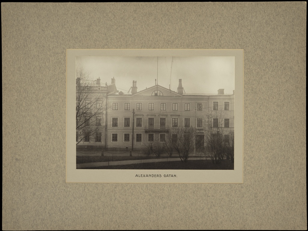 Aleksanterinkatu 4, 6, 8 (nyk. 4-10) nähtynä Ritarihuoneenpuistikosta (=Ritaritalon puistikko).