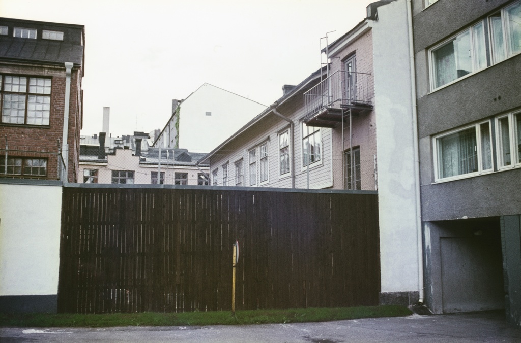 Vuorimiehenkatu 29, näkymä takapihalle.