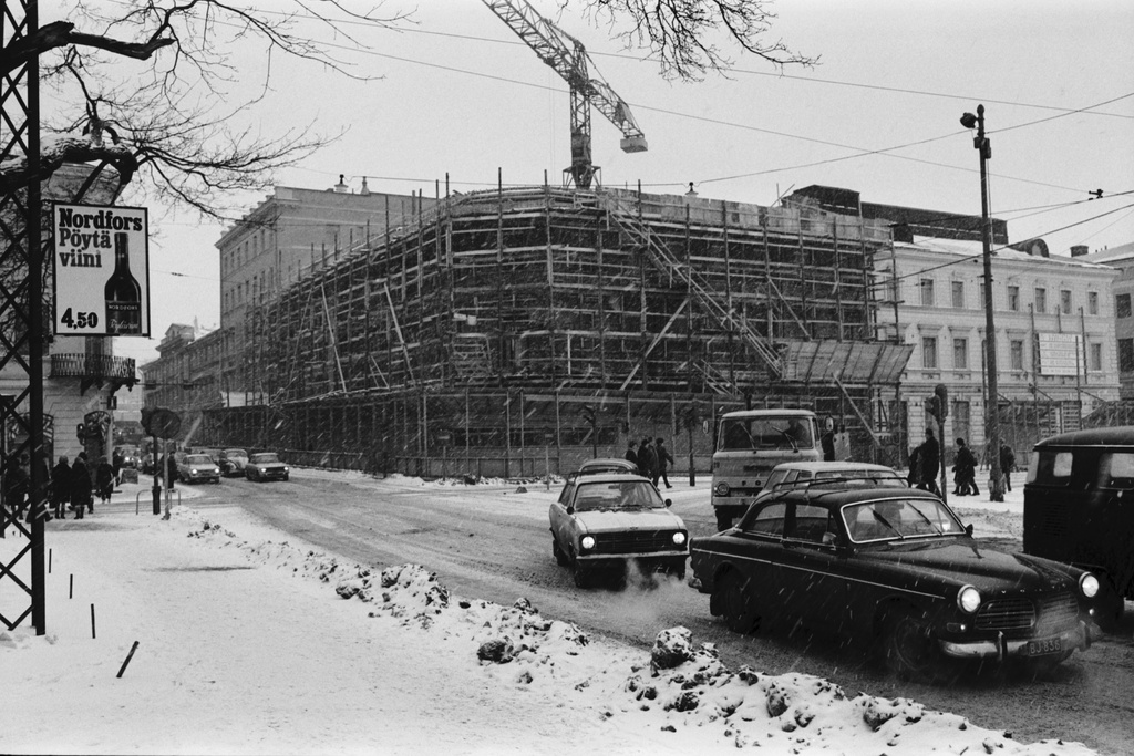 Kruununhaka, Unioninkatu 23 - Pohjoisesplanadi 17. Rakenteilla oleva Vanha apteekintalo Unioninkadun ja Pohjoisesplanadin kulmassa