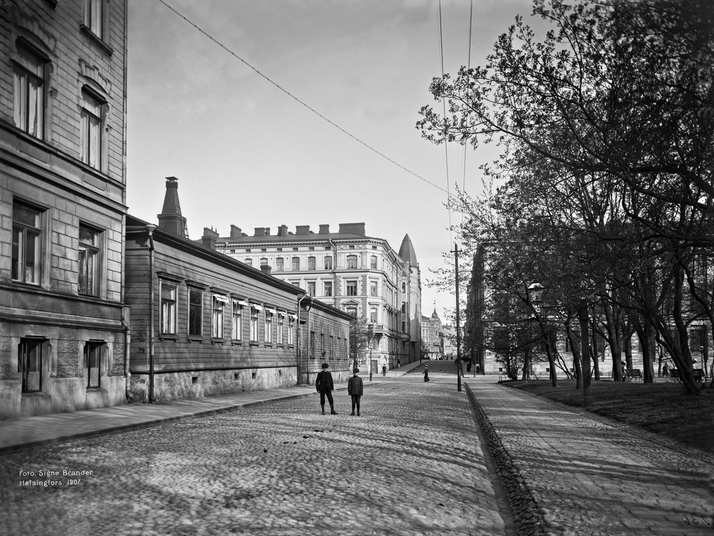 Yrjönkatu 9, 7.  Oikealla Vanha kirkkopuisto.