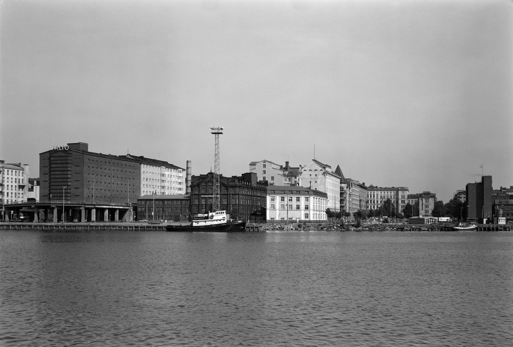 Hietalahden rantaa mereltä nähtynä, vasemmalla Sillilaiturin kohdalla Ruoholahdenranta 3:ssa Valion rakennus ja Ruoholahdenranta 1: ssä Kirjatalo Oy -kirjapainon tiilirakennus. Taka-alalle jää Lönnrotinkadun rakennuksia.