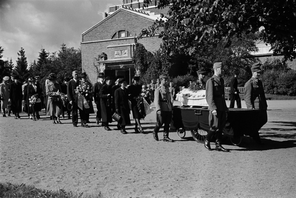 Pohjoinen hautausmaa (=Malmin hautausmaa), Paavo Skarinin hautajaiset, hautasaatto, taustalla Ison kappelin sisäänkäynti.