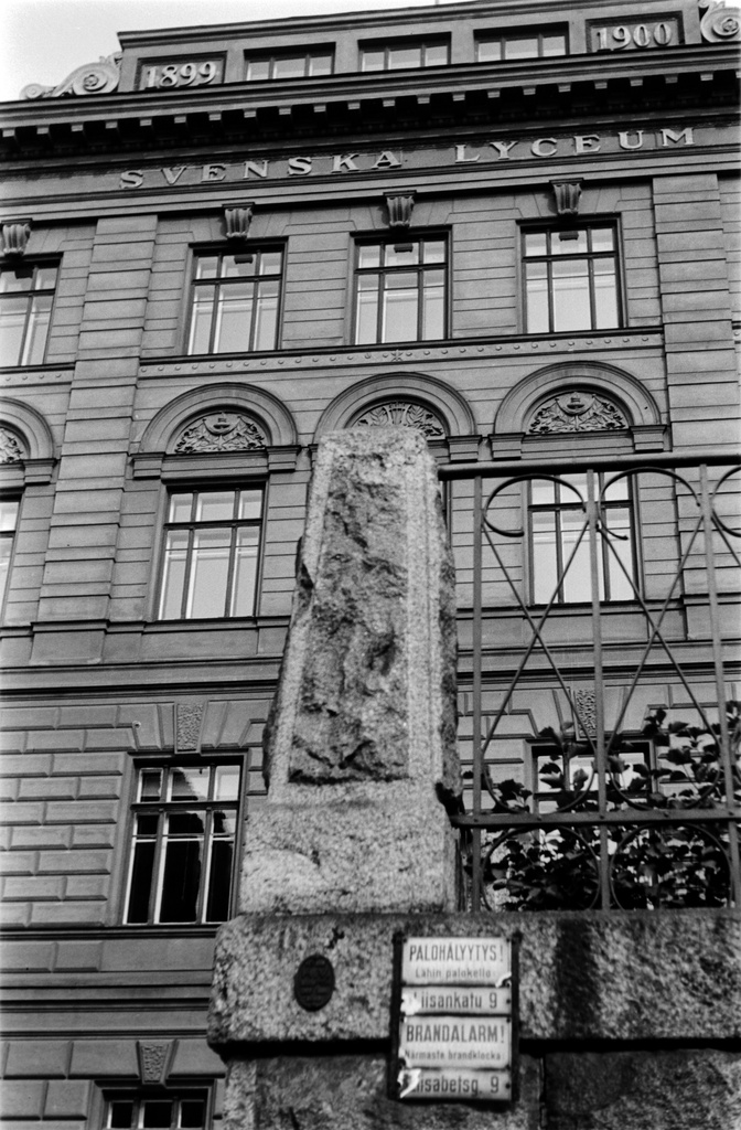 Liisankatu 13. Svenska Lyceumin rakennus ja kivinen aidanpylväs.