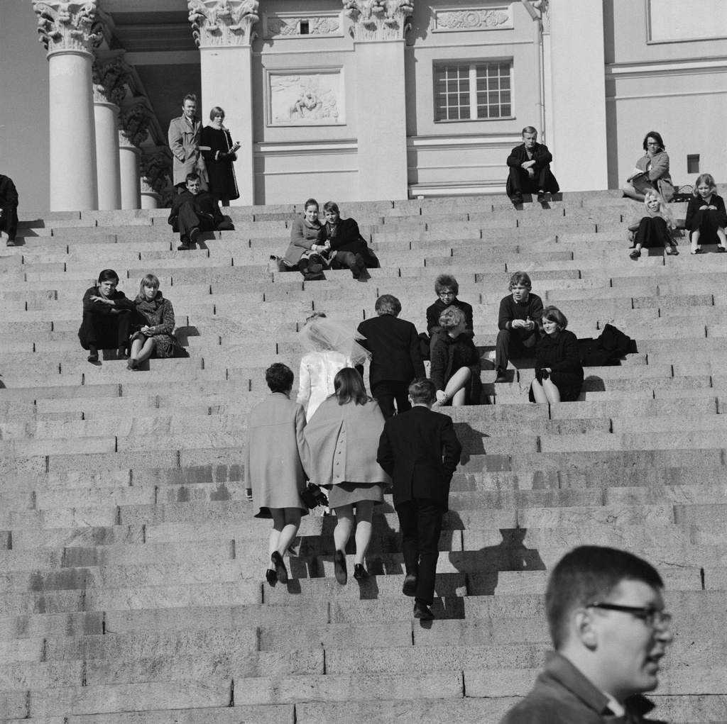 Ihmisiä Tuomiokirkon portailla.