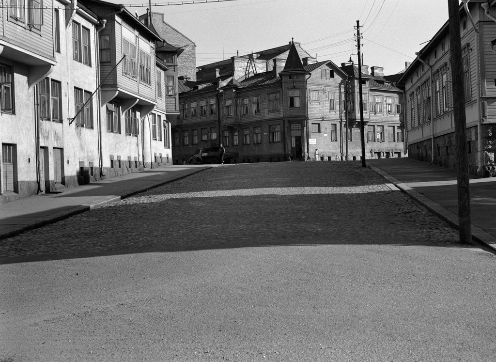 Vas. lukien Wallininkatu 11. Keskellä Wallininkatu 9 - Wallininkuja 6. Oikealla Wallininkatu 14.