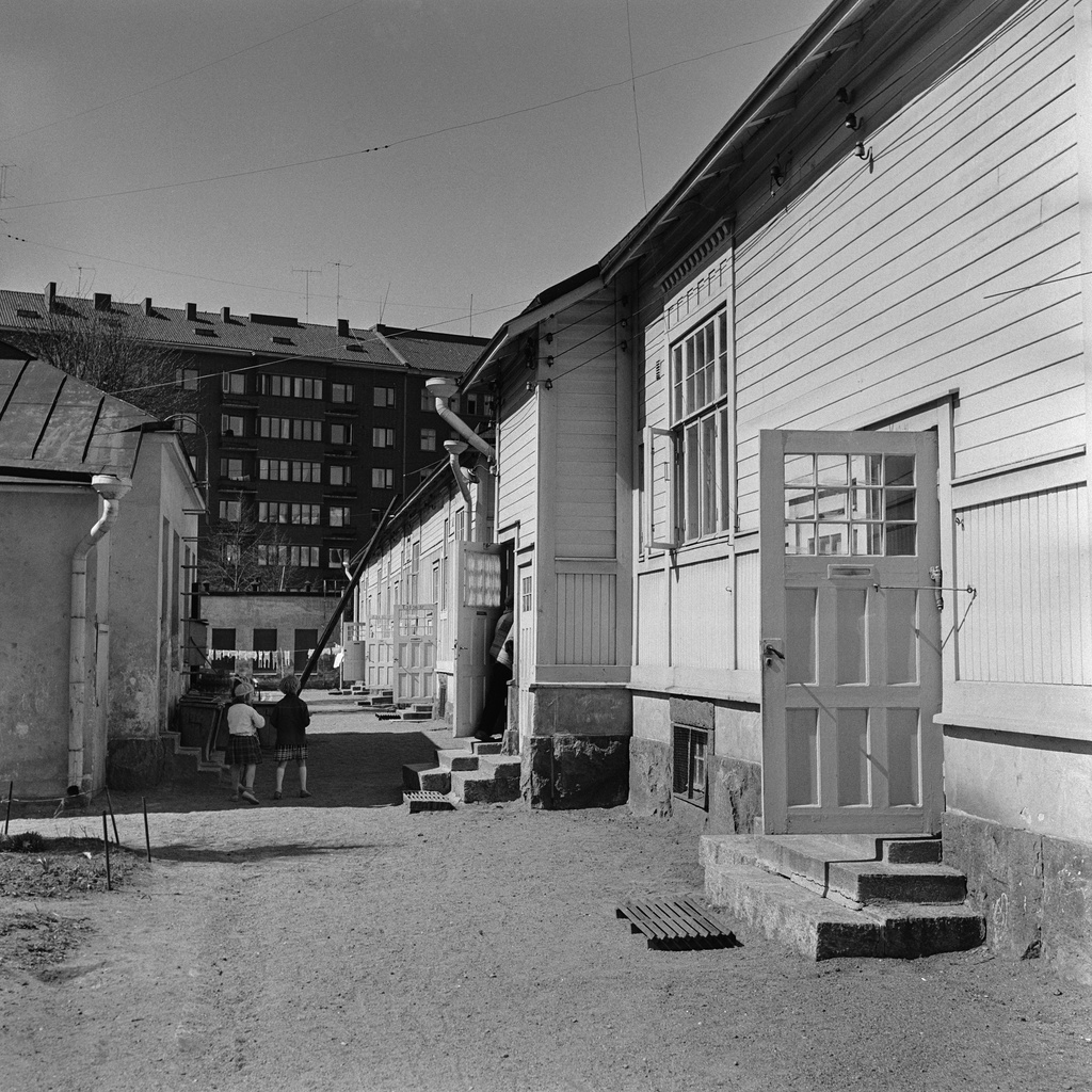 Töölön kunnalliset asuntolat, Perhonkatu 6-4.  Taustalla Mechelininkatu 2.