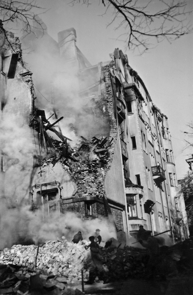 Lönnrotinkatu 7. - Lönnrotin puistikko 5. Jatkosodan pommitusten tuhoja