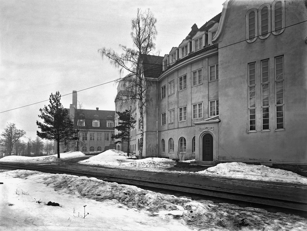 Eliel Saarisen suunnittelema Munkkiniemen pensionaatti, valmistui 1918.