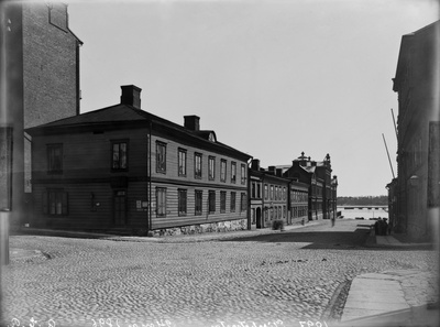Elisabetinkatu (=Liisankatu) 7, 5, 3, 1 - Konstantininkatu (=Meritullinkatu) 25 nähtynä itään kohti Pohjoisrantaa.  duplicate photo