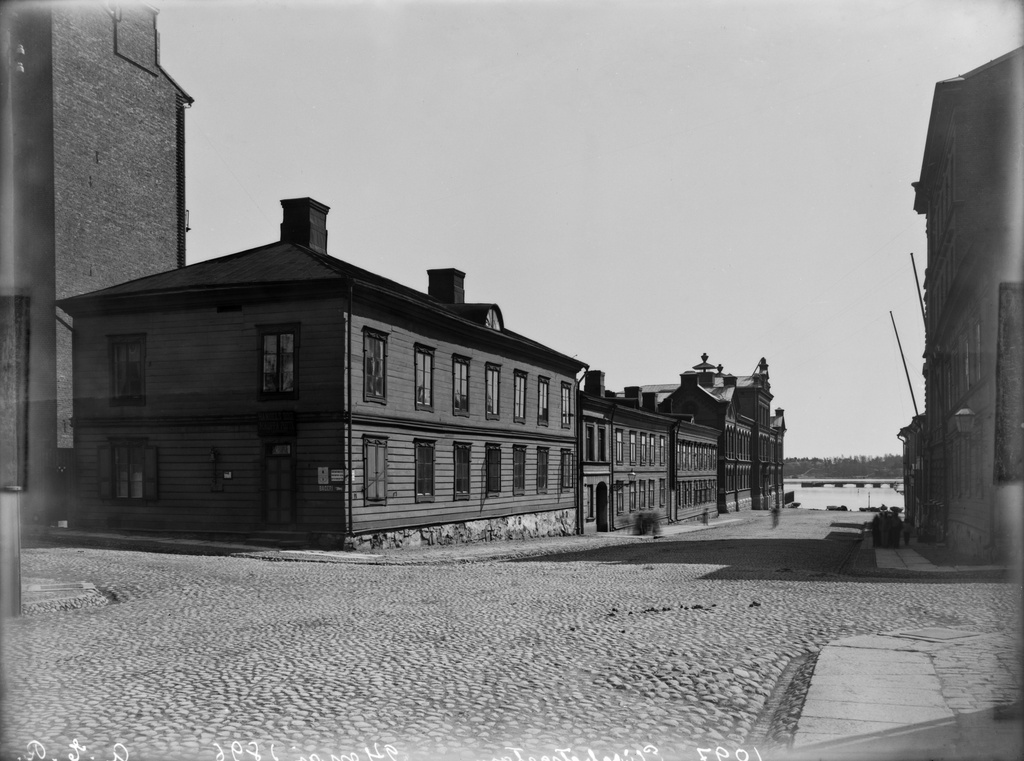 Elisabetinkatu (=Liisankatu) 7, 5, 3, 1 - Konstantininkatu (=Meritullinkatu) 25 nähtynä itään kohti Pohjoisrantaa.