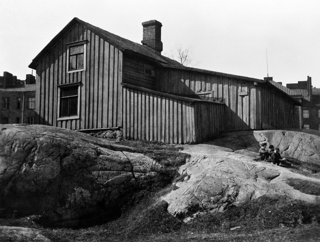 Puurakennus kalliolla Kansallismuseon vieressä