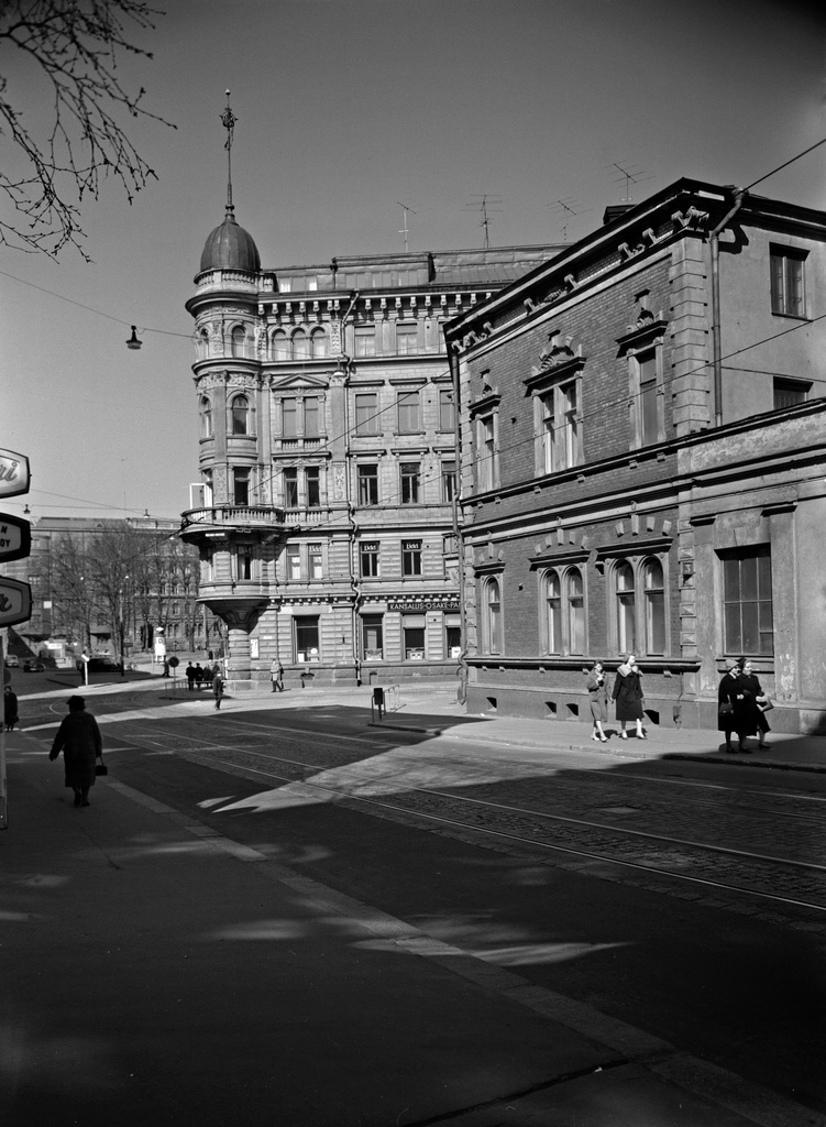Yrjönkatu 3 - Pieni Roobertinkatu 16. Erottajankatu 1 - Pieni Roobertinkatu 13. Rakennuksessa on Kansallis-Osake-Pankin (KOP) konttori.