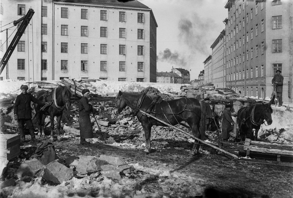 Maanrakennustöitä Torkkelinmäellä talvella, etualalla työmiehiä ja kuormahevosia