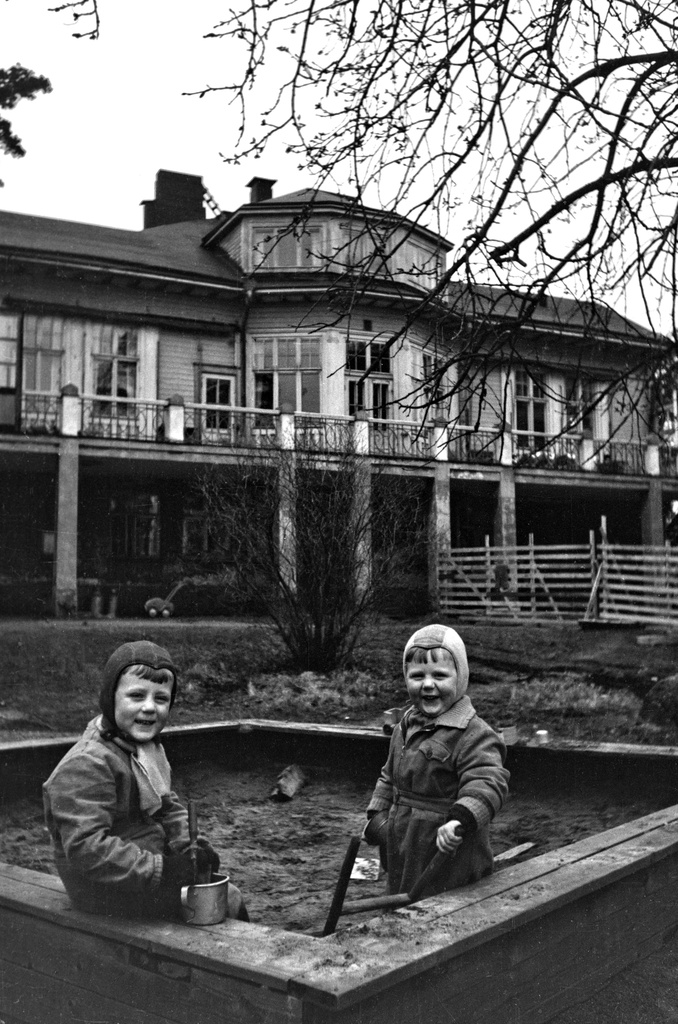 Stenbäckinkatu 7. - Topeliuksenkatu 39. Töölön päiväkoti ja Töölön lastenkoti. Kaksi lasta hiekkalaatikolla leikkimässä.