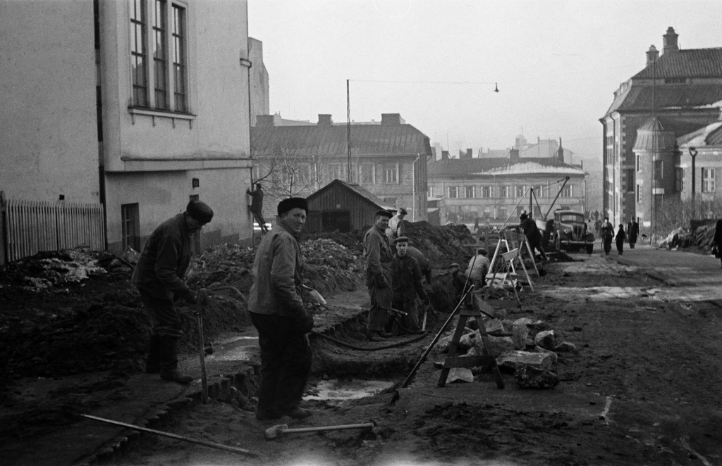 Katutöitä Porthaninkatu 15:n kohdalla, taustalla Porthaninkatu 13 (=Ässänrinne 10), 11 (=Viides linja 8), oikealla Kallion kirjasto.