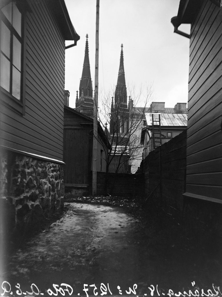 Kasarmikatu 18 piha, taustalla Johanneksenkirkon tornit.