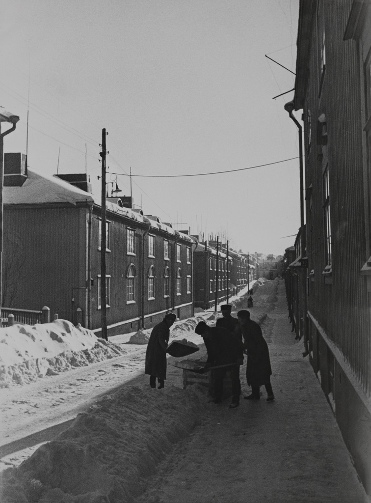 Asukkaita lapioimassa lunta Vanajantie 20-22 edestä Vallilassa. Vasemmassa reunassa puurakennus osoitteessa Vanajantie 19.