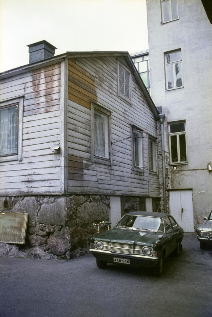 Eerikinkatu 4, jossa sijainnut laukkukorjaamo.