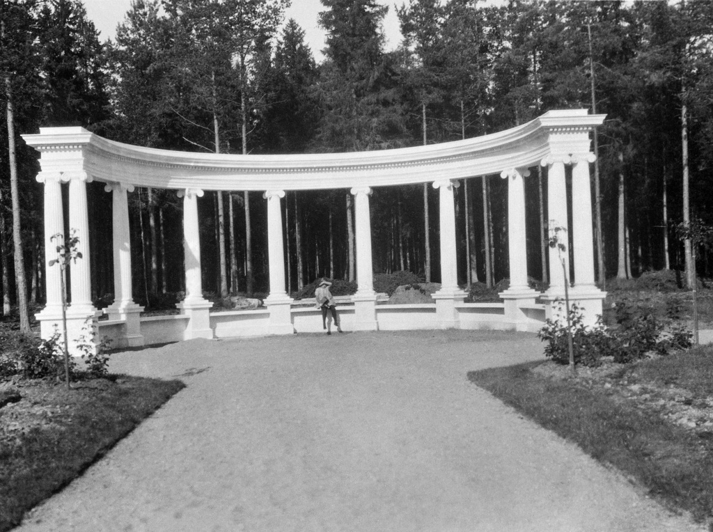 Pylväikkö urakoitsija Jalo Syvähuokon huvilan (Hietala) puutarhassa Vuosaaressa.