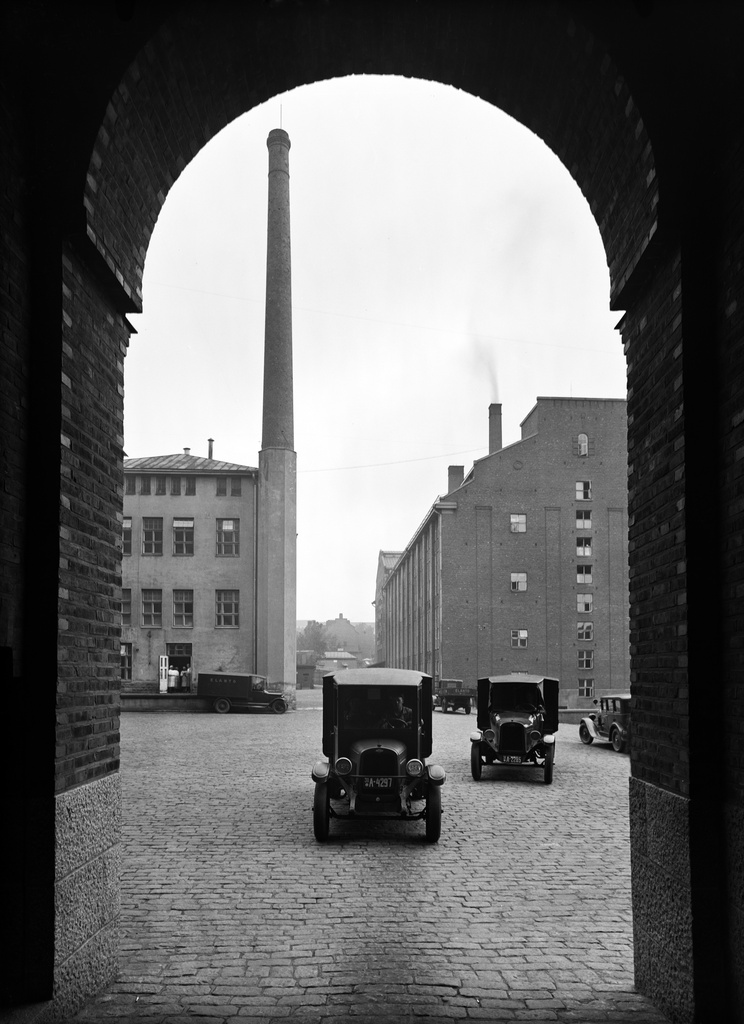 Elannon hallintorakennuksen portti tehdaspihalle