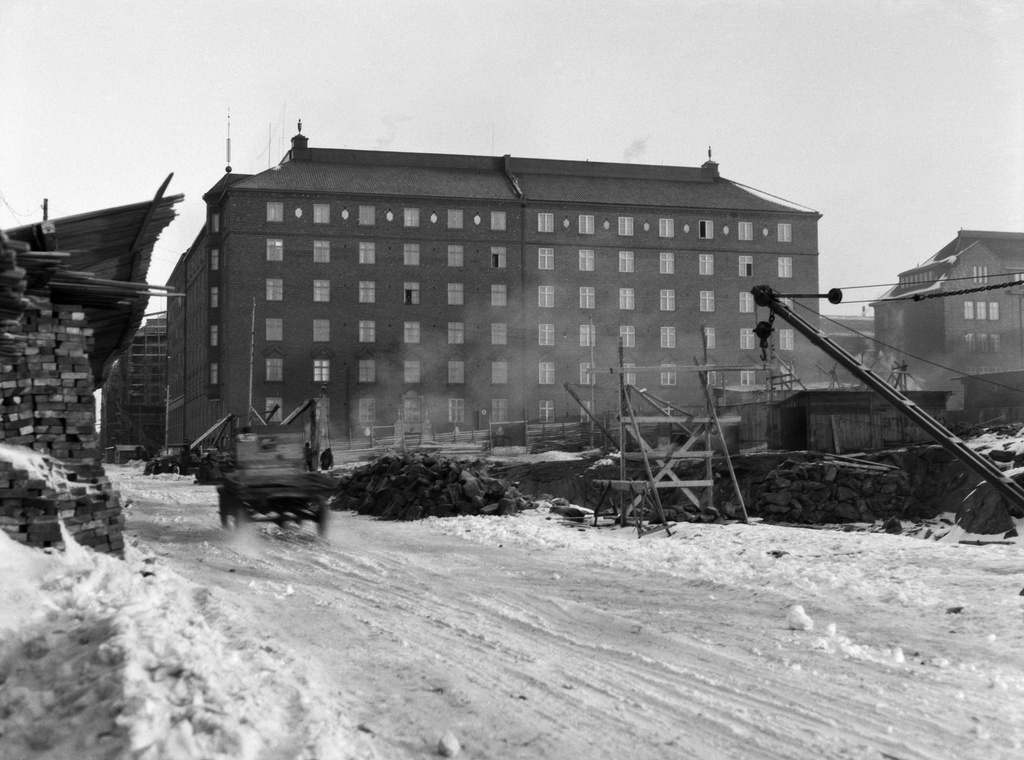Taustalla Mechelininkatu 19 - Sammonkatu 9 asuinrakennus, etualalla rakentamatonta korttelia nro 429.