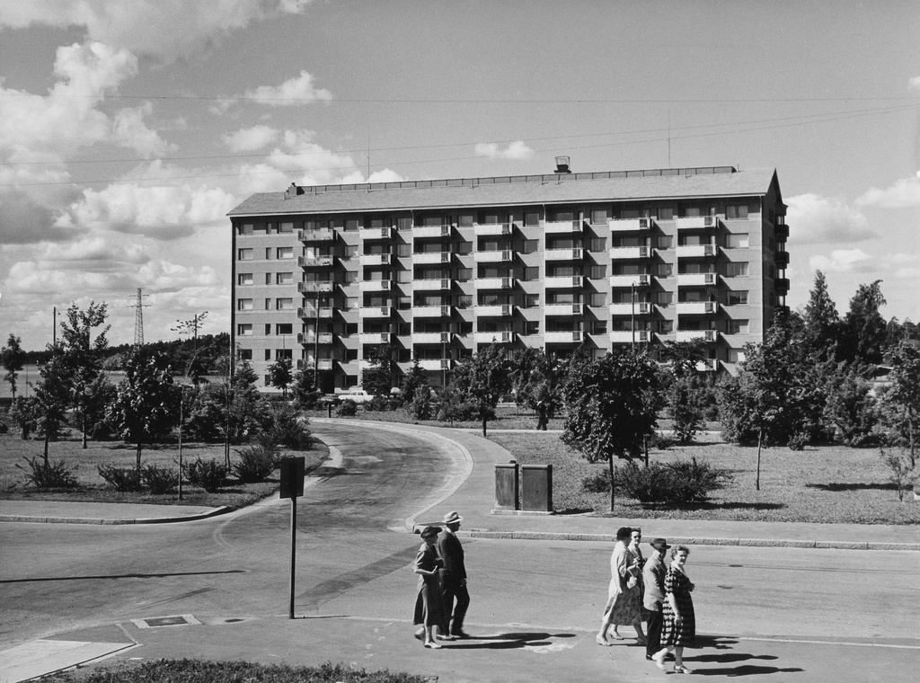 Pohjoinen Hesperiankatu 37, vasemmalla Merikannontie 3 (ent. Läntinen Rantatie)