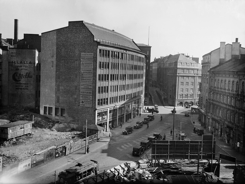 Kaisaniemenkatu 7, 3. Vuorikatu 14, 16. Etualalla tyhjät tontit ovat Kaisaniemenkatu 6 - Vuorikatu 15 ja Kaisaniemenkatu 9.