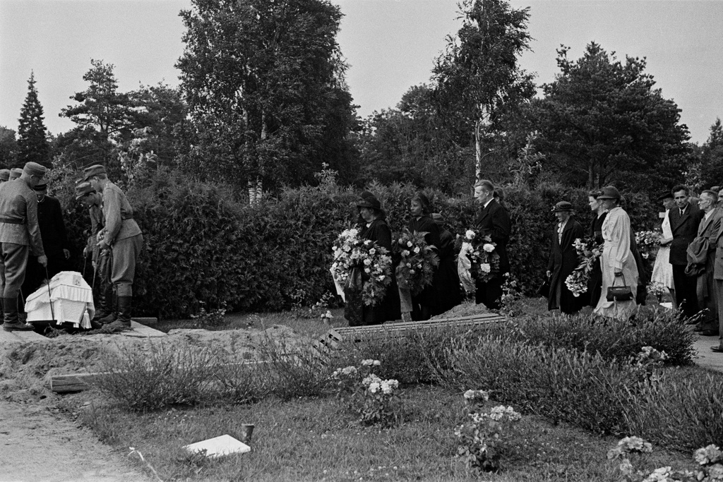 Sotamies Jalo Laiton hautajaiset, Pohjoinen hautausmaa (= Malmin hautausmaa). Sotilaat laskevat lipulla peitettyä arkkua hautaan.