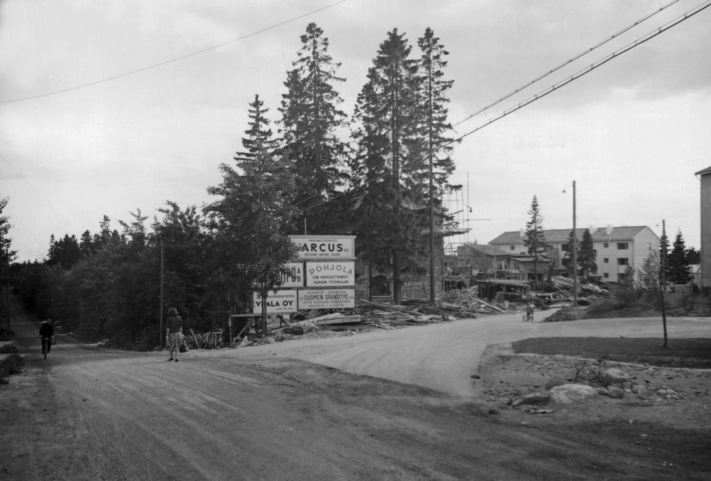 Maunula, talonrakennustöitä tontilla Koivikkotie 2 - Rajametsäntie 24. Etualalla Rajametsäntie.