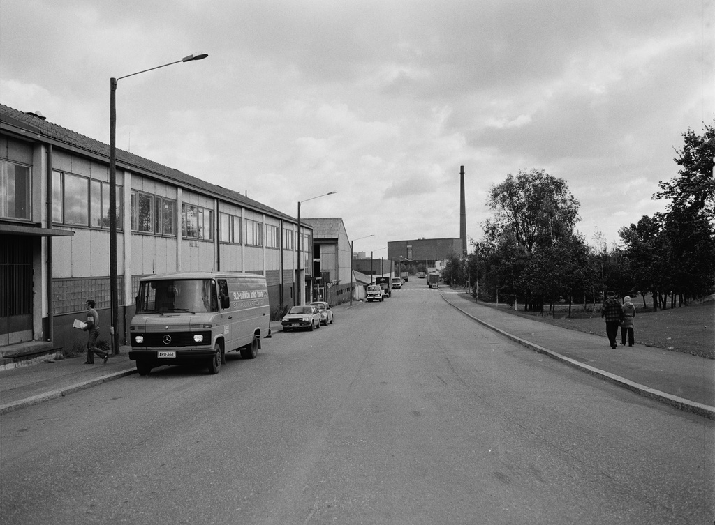 Haukilahdenkatu 2, 4, 6. Taustalla Kyläsaaren puhdistamo.