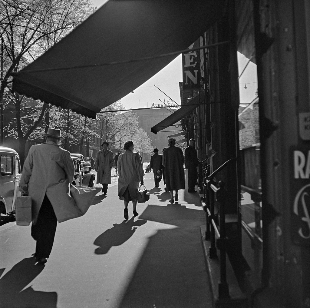 Jalankulkijoita Pohjoisesplanadi 35-37:n kohdalla.