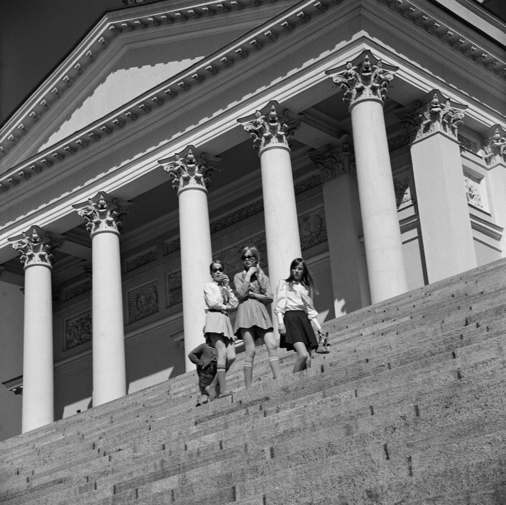 Tytöt seisovat Tuomiokirkon portailla.