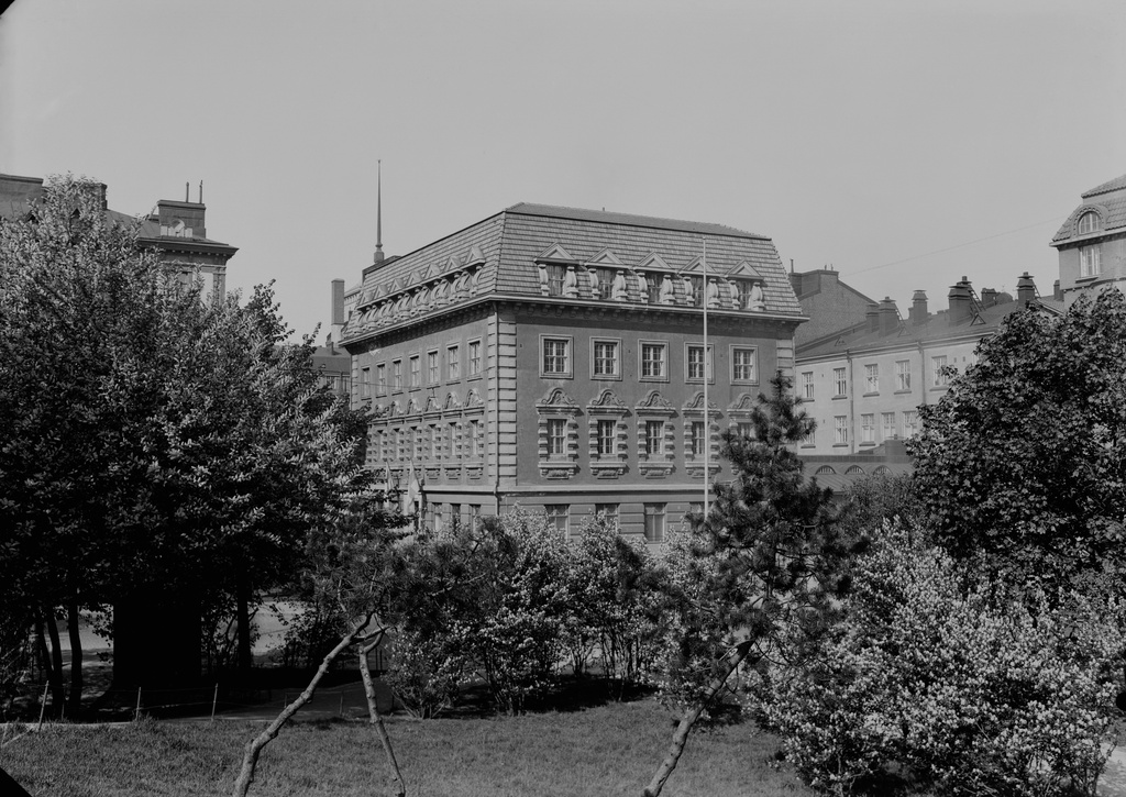 Merimiehenkatu 11. Ruotsalainen Kauppakorkeakoulu, Svenska Handelshögskolan (Hanken).  Koulu oli rakennuksessa v. 1928 - 1953.