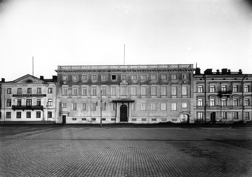 Pohjoisesplanadi 5, 7, 9. 5 on Lampan talo, 7 on Heidenstrauhin talo, 9 on Goviniuksen talo, kortteli 4 Elefantti.