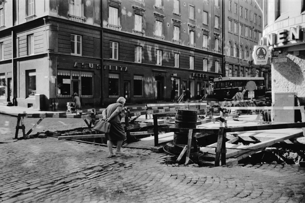 Meritullinkatu 26. Katutyö Liisankadun ja Meritullinkadun kulmassa