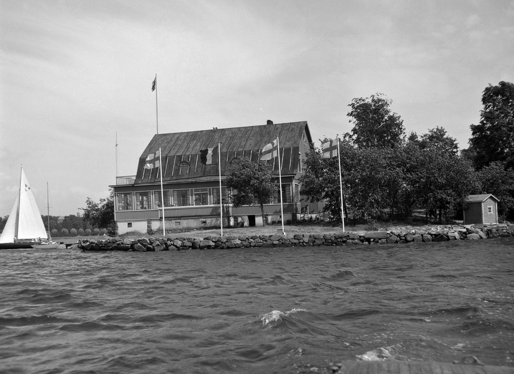 Iso Pässi. Purjehdusseura Helsingfors Segelklubb (HSK) paviljonki. Rakennettu 1924. Seura toimi saaressa vuosina 1924-1959.