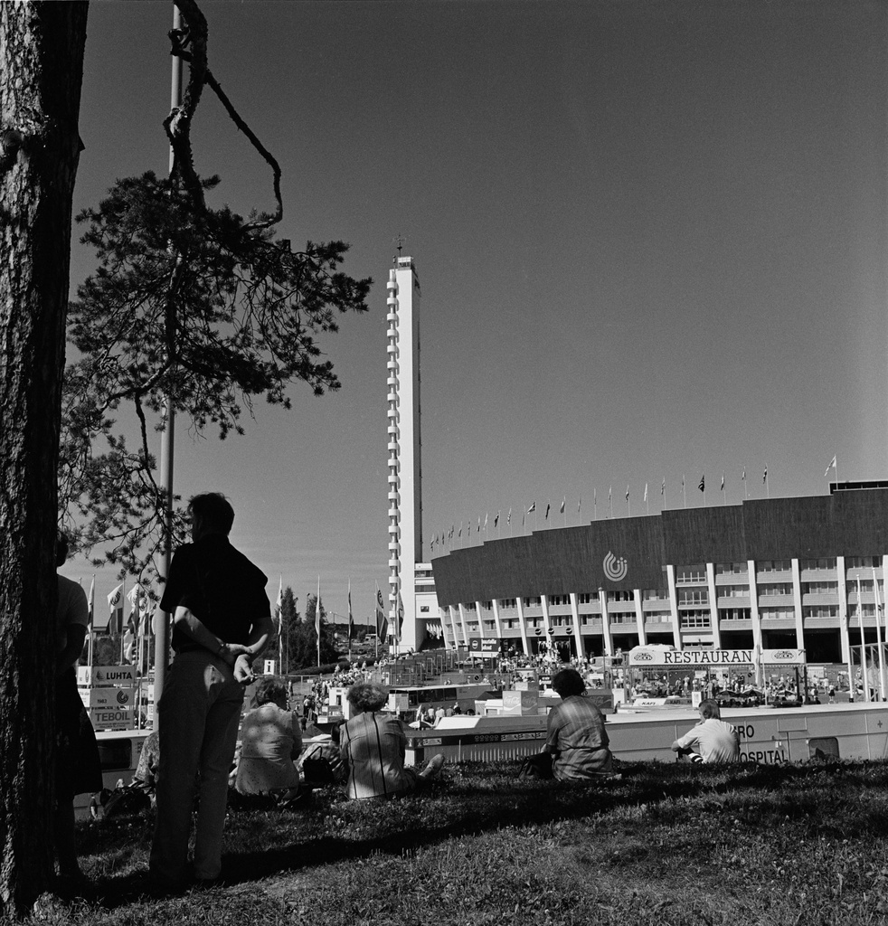 Yleisurheilun ensimmäiset maailmanmestaruuskisat Olympiastadionilla. Sponsoreiden esittely- ja myyntipisteitä Stadionin etukentällä.