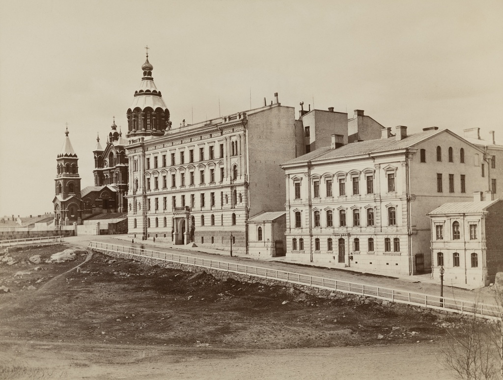 Rahapajankatu 3, 1. Taustalla, Uspenskin katedraali.
