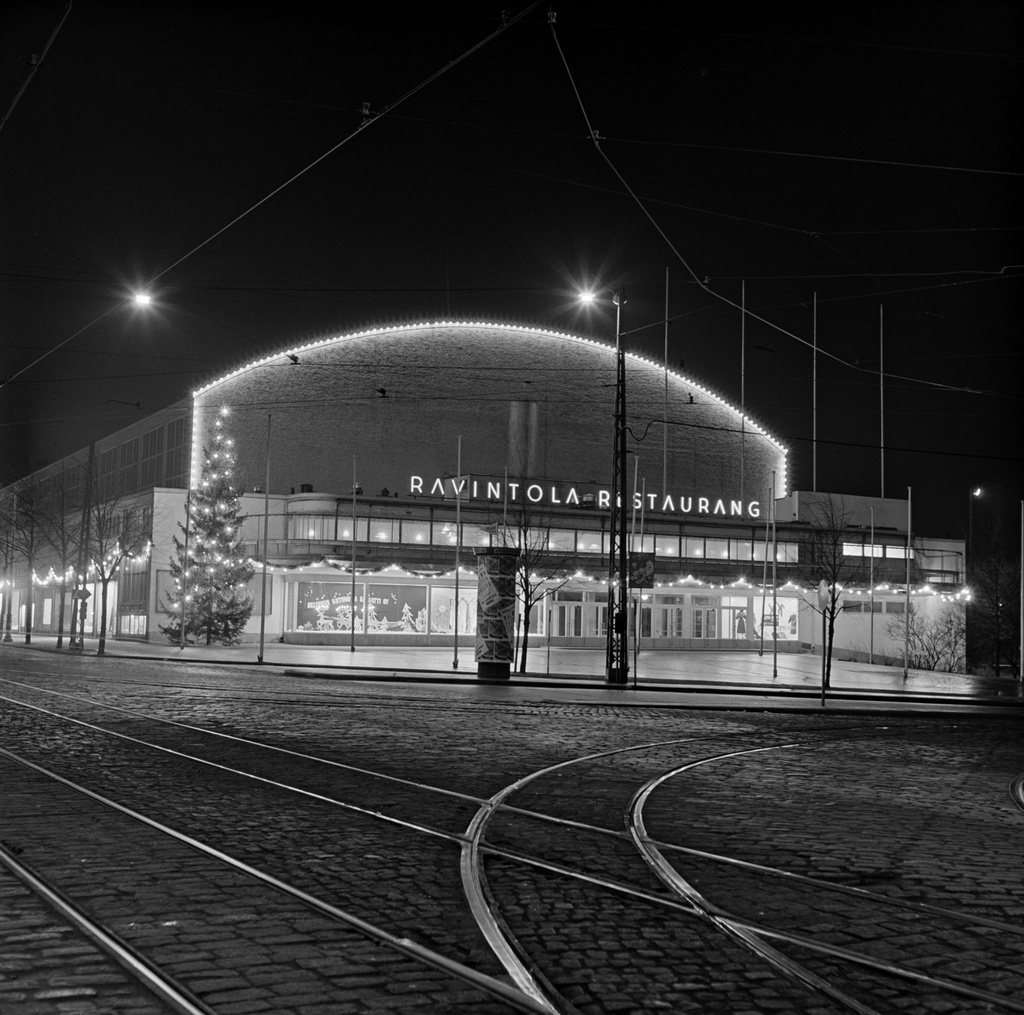Messuhalli, Mannerheimintie 17, iltavalaistuksessa joulun aikaan.