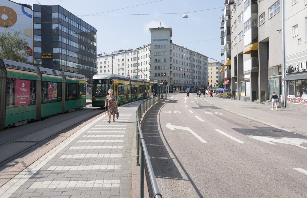 Ns. Kurvin kulma, Helsinginkadun ja Hämeentien risteys, raitiovaunupysäkki.