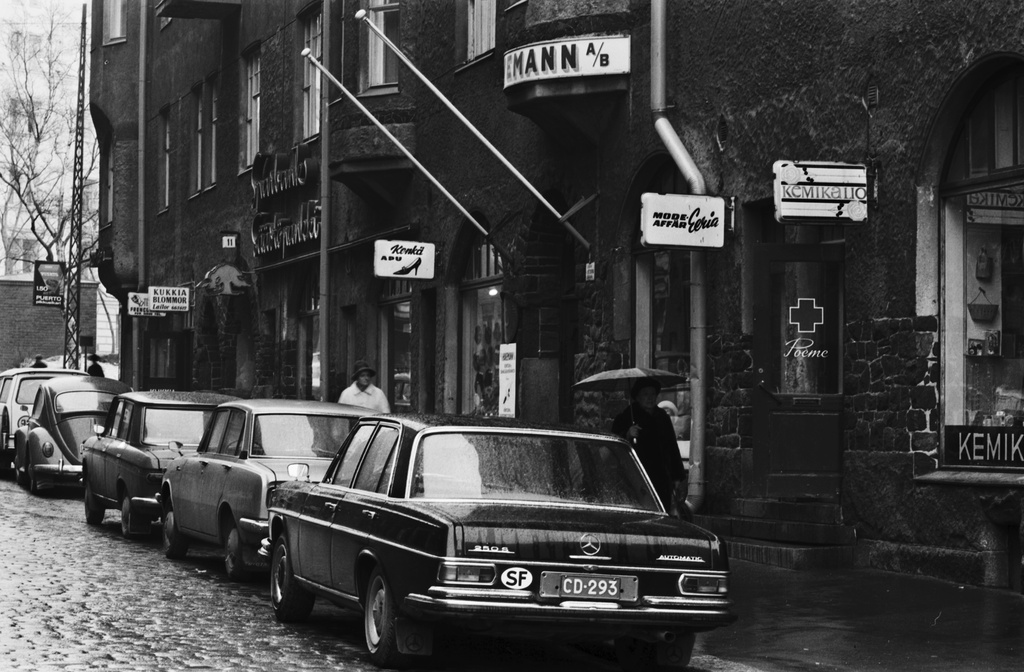 Kapteeninkatu 11. Näkymä Kapteeninkadulta Tehtaankadun kulmasta Vuorimiehenpuistikon suuntaan.