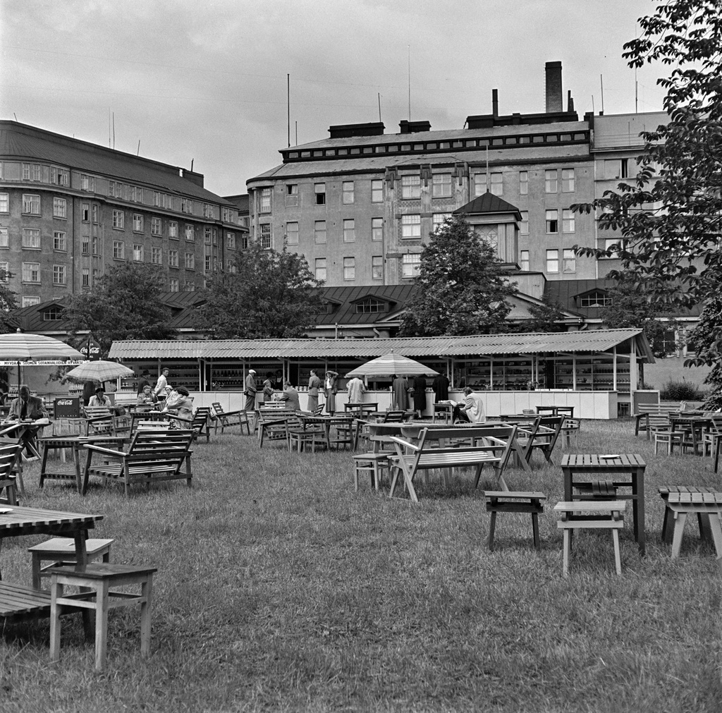 Kansallismuseon kahvila. Kuvattu luoteeseen, takana vas. Töölönkatu 10 ja kesk. Cygnaeuksenkatu14.