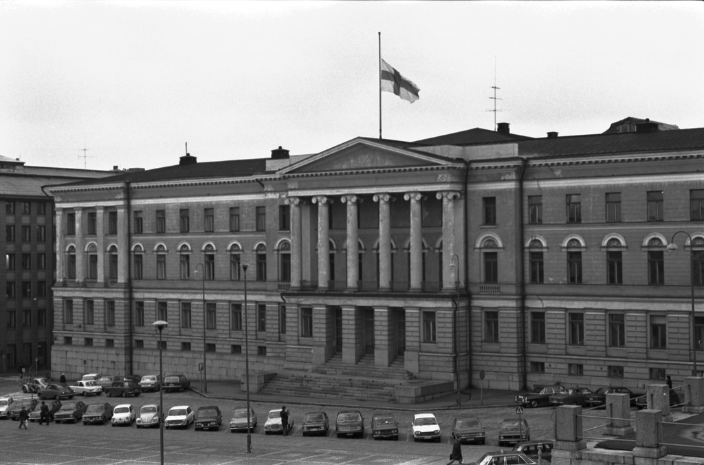 Unioninkatu 34. Helsingin yliopiston päärakennus Tuomiokirkon tasanteelta kuvattuna