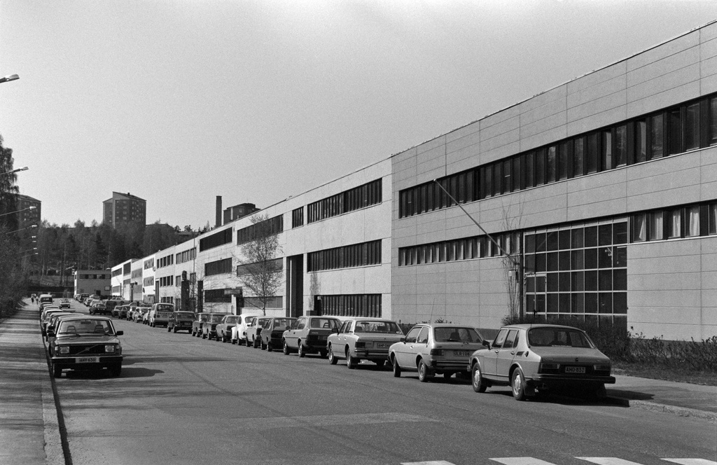 Roihupellon teollisuusalue, oikealla Laippatie 3, 5, 7, 9, 11, 13, 15, 17, 19, 21. Roihupellon teollisuusalue kaavoitettiin 1960-luvulla ja kaavassa edellytettiin yhtenäistä rakennustapaa rakennustarkastajan tarkempien ohjeiden mukaan